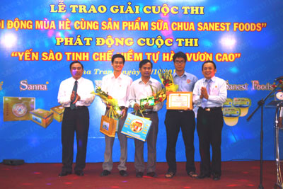 Ban tổ chức trao giải nhất cuộc thi cho Đội 1 Chi nh&aacute;nh TP. Hồ Ch&iacute; Minh.
